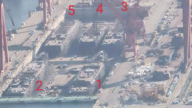 Пять эсминцев класса "Тип-052D" в одном доке на верфи в Даляне (Китай)